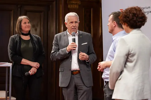 Menschen auf einer Bühne bei einer Veranstaltung