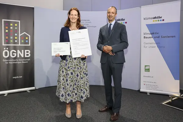 Ausgezeichnetes Projekt: Wohnhausanlage Schickgasse 32, 1220 Wien<br /> Fertigstellung, 866 von 1000 klimaaktiv Punkten, klimaaktiv SILBER<br /><br />  Bauherrschaft & Bauleitung: Familienwohnbau gemeinnützige Bau- und Siedlungsgesellschaft m.b.H.<br /> Baufirma: Implenia Baugesellschaft mbH<br /> Architektur: Architekt Werner Hackermüller<br /> Haustechnik: Käferhaus technisches Büro<br /> klimaaktiv Consultant: Familienwohnbau gemeinnützige Bau- und Siedlungsgesellschaft m.b.H.