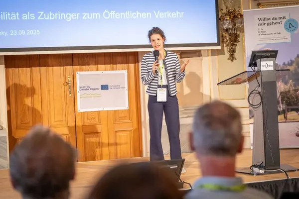 Katharina Jaschinsky spricht am Podium