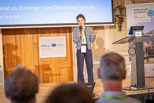 Katharina Jaschinsky spricht am Podium