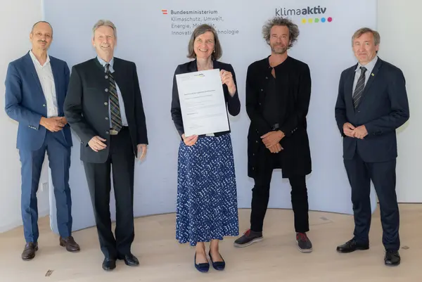 klimaaktiv Gold Auszeichnung für den Passivhauskindergarten Deutsch-Wagram. Im Bild: Jürgen Schneider (Klimaschutzministerium),  Friedrich Quirgst (Bürgermeister Deutsch-Wagram), Andrea Schlederer (Vizebürgermeisterin Deutsch-Wagram), Juri Troy (Architekt), Herbert Greisberger (enu)