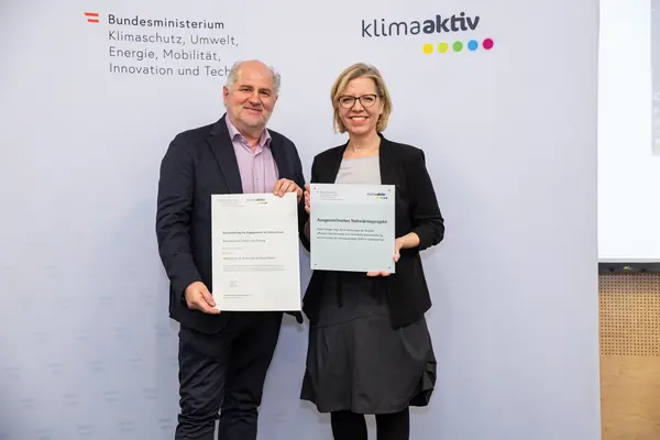 Auszeichnung von Vertreter:innen effizienter Biomasseheizwerke durch BM Gewessler