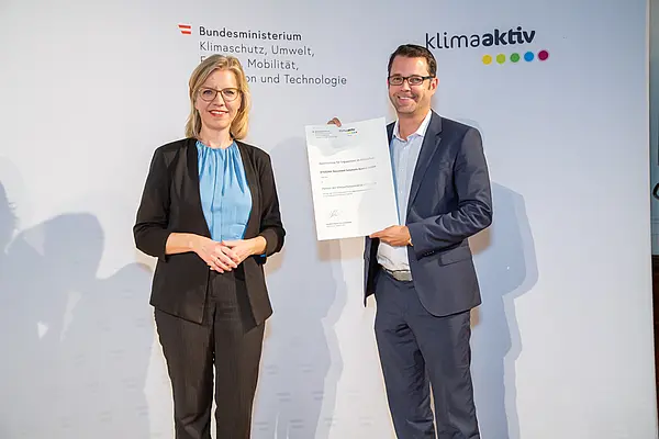Im Bild: Klimaschutzministerin Leonore Gewessler und Haimo Lorenz (KYOCERA Document Solutions Austria GmbH)