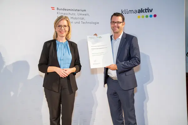 Im Bild: Klimaschutzministerin Leonore Gewessler und Haimo Lorenz (KYOCERA Document Solutions Austria GmbH)