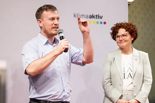 Menschen auf einer Bühne bei einer Veranstaltung