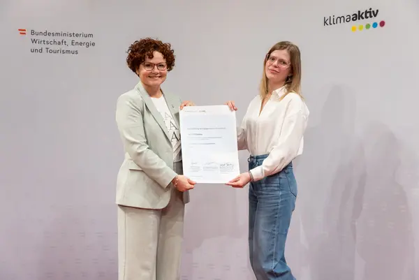 Menschen auf einer Bühne bei einer Veranstaltung