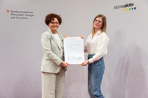 Menschen auf einer Bühne bei einer Veranstaltung