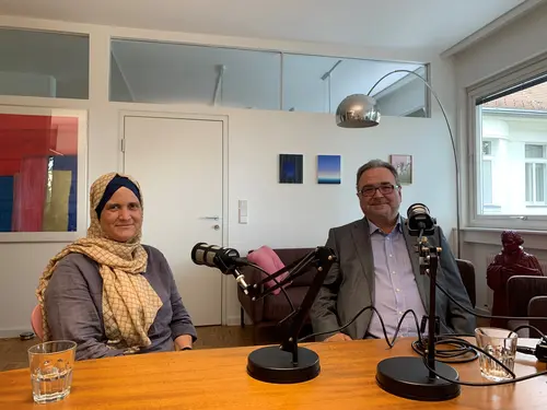 Michael Chalupka und Fatima Kowinda-Yassin bei der Aufnahme des Klimadialog-Podcasts