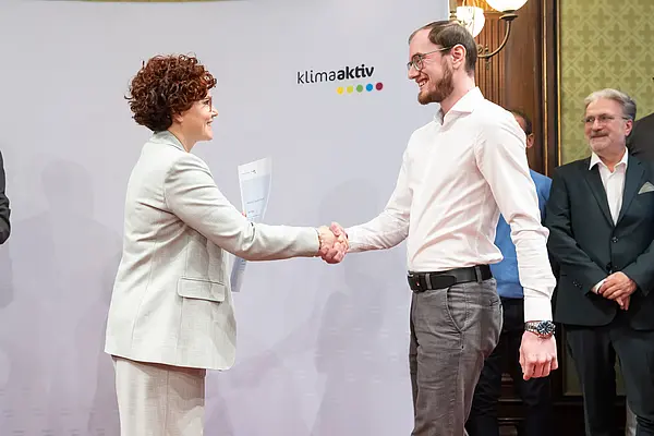 Menschen auf einer Bühne bei einer Veranstaltung