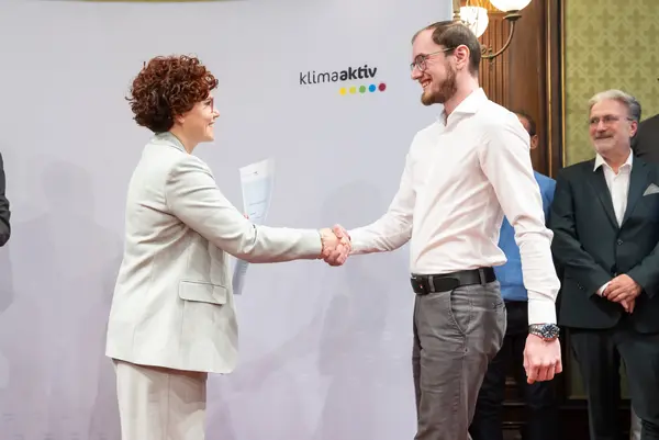 Menschen auf einer Bühne bei einer Veranstaltung