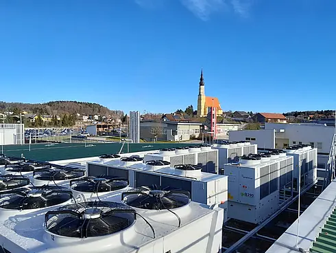 Luftaufnahme der Wärmepumpe am Flachdach