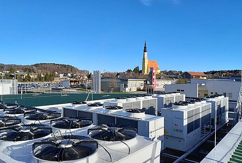 Luftaufnahme der Wärmepumpe am Flachdach