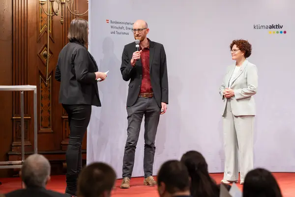 Menschen auf einer Bühne bei einer Veranstaltung