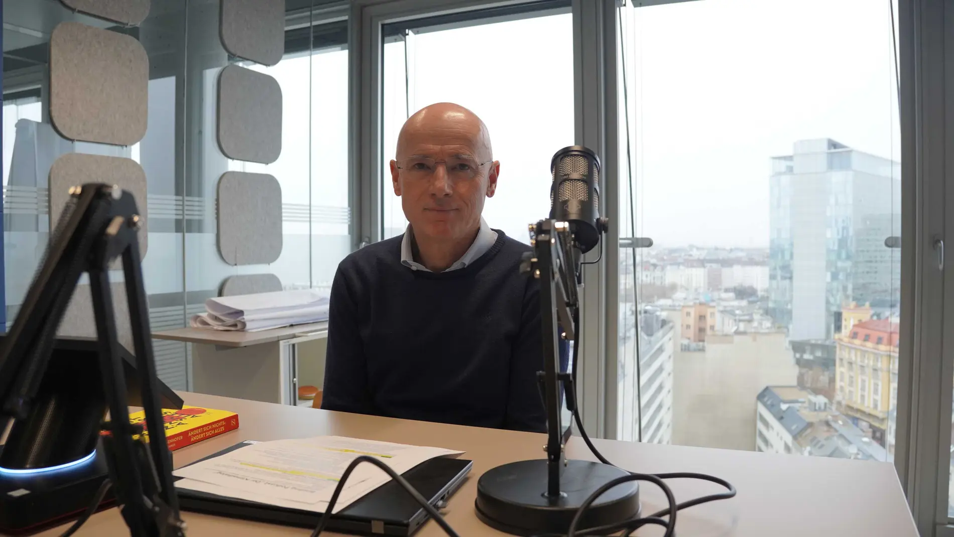 Andreas Rauter bei der Aufnahme der Podcastfolge.