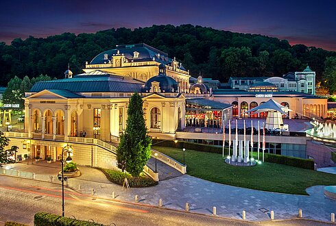 Außenansicht Casino Baden bei Abenddämmerung