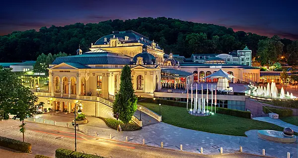 Außenansicht Casino Baden bei Abenddämmerung