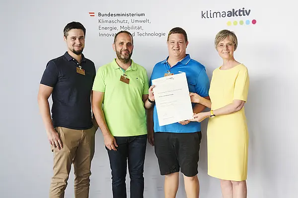 Im Bild: Roland Sattler (Projektleiter), Manfred Grabner und Michale Hartl (Instandhaltung) mit Bettina Bergauer (BMK)