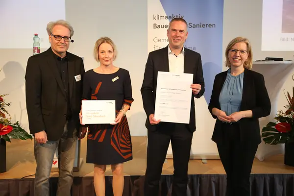 Im Bild v.l.n.r.: Herbert Leindecker (FH Wels, klimaaktiv Bauen und Sanieren), Susanne Lammer und Christian Rüsche (Viega GmbH), Klimaschutzministerin Leonore Gewessler