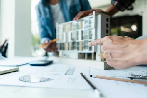 Ingenieure diskutieren über ein Wohnbauprojekt