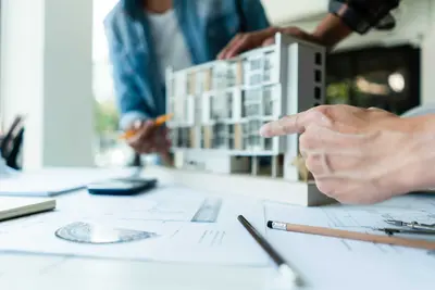 Ingenieure diskutieren über ein Wohnbauprojekt