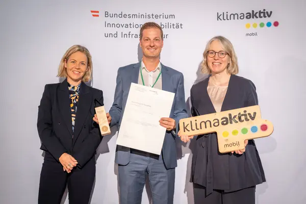 Am 23.9.2025 fand die Verleihung des Fußverkehrs-Awards von klimaaktiv mobil in Graz statt. Im Bild: Bürgermeister Thomas Reingruber (Marktgemeinde Gröbming), gemeinsam mit Sektionsleiterin Cornelia Breuß (BMIMI) und Stephanie Schwer (Österreichischer Städtebund)