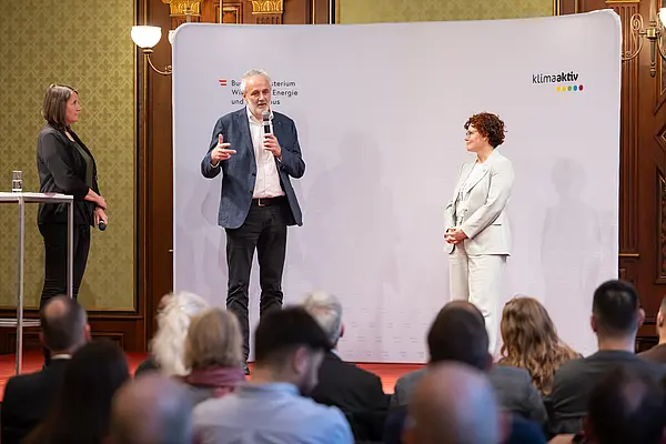 Menschen auf einer Bühne bei einer Veranstaltung