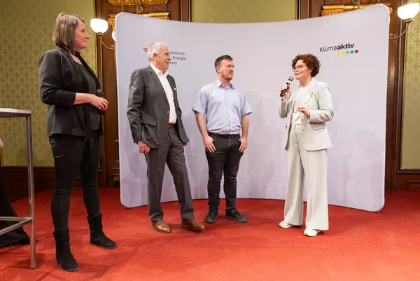 Menschen auf einer Bühne bei einer Veranstaltung