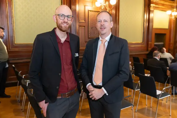 Personen lächeln in die Kamera