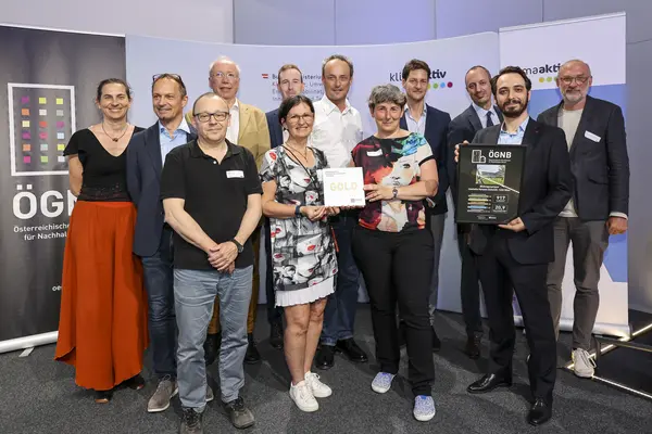 Ausgezeichnetes Projekt: Bildungscampus Liselotte Hansen-Schmidt, 1220 Wien<br /> Fertigstellung, 917 von 1000 ÖGNB Punkten, ÖGNB GOLD<br /><br /> Bauherrschaft: STADT WIEN vertreten durch MA10, MA 56 und MA13<br /> Architektur: Karl und Bremhorst Architekten ZT GmbH<br /> Bauphysik: Ingenieurbüro Rothbacher GmbH<br /> Haustechnik: ARGE FIN – Future Is Now, Kuster Energielösungen GmbH<br /> Energietechnik: Ing. Mario Malli Planungs-GmbH<br /> ÖGNB Consultant: Margot Grim, e7 Energie Markt Analyse GmbH und bauXund forschung und beratung gmbh