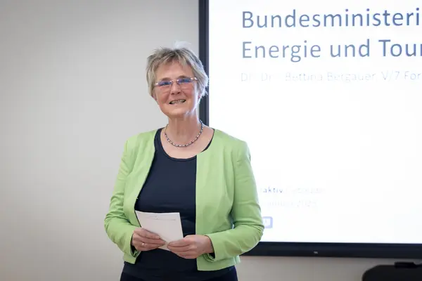 eine Frau spricht auf einer Bühne