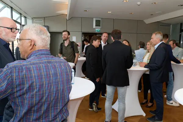 Besucher:innen einer Veranstaltung unterhalten sich