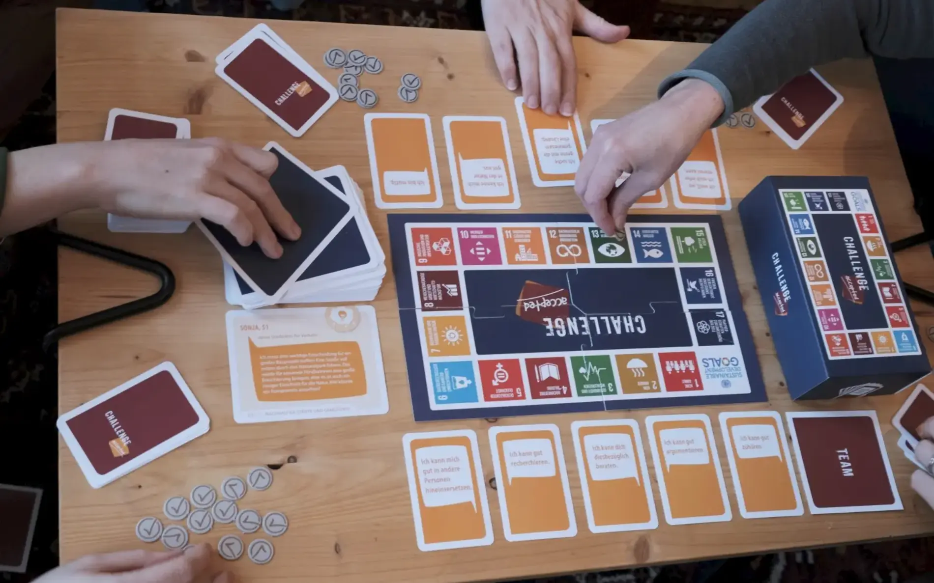 Spieler:innen spielen das Nachhaltigkeitsspiel "Challenge accepted"