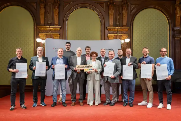 Menschen auf einer Bühne bei einer Veranstaltung