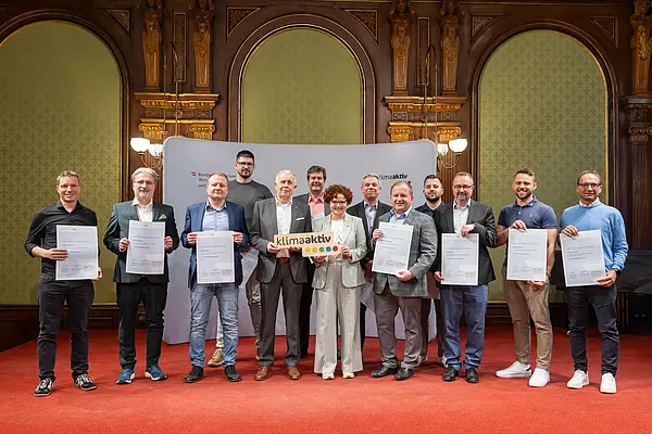 Menschen auf einer Bühne bei einer Veranstaltung