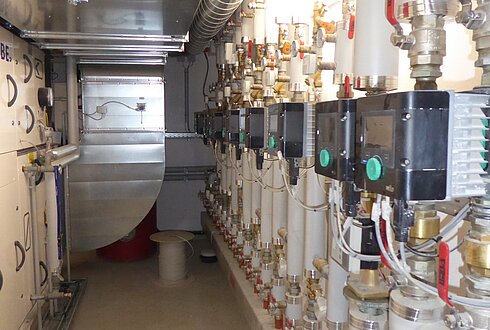 Zu sehen sind Heizungspumpen im Keller des Hauses.