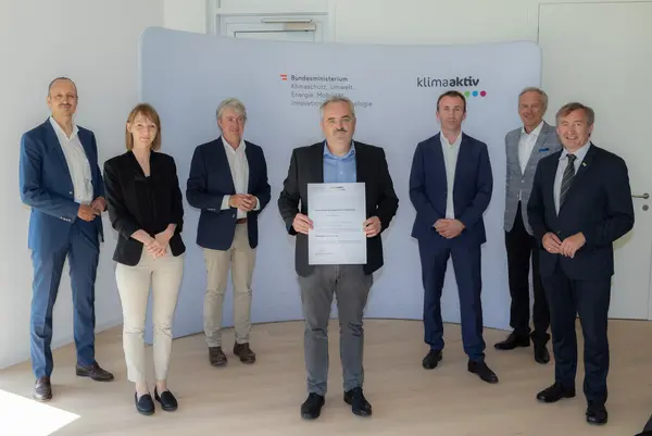 klimaaktiv Gold Auszeichnung für die Planung des Wohn- und Geschäftshaus in Tulln. Im Bild: Jürgen Schneider (Klimaschutzministerium), Peter Gamperl, Michael Exenberger, Sandra Rusak, Manfred Wachtler (SÜBA), Reinhard Labugger (RM Engineering), Herbert Greisberger (enu)