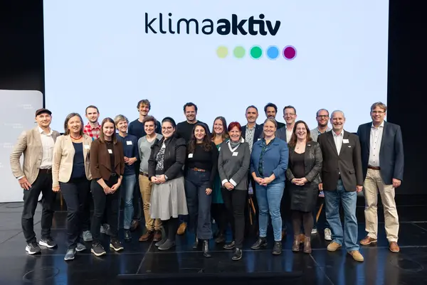 Gruppenfoto auf einer Bühne