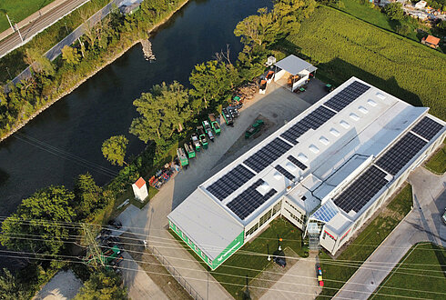 Drohnenfoto mit Blick auf die PV-Anlage der Komtech GmbH