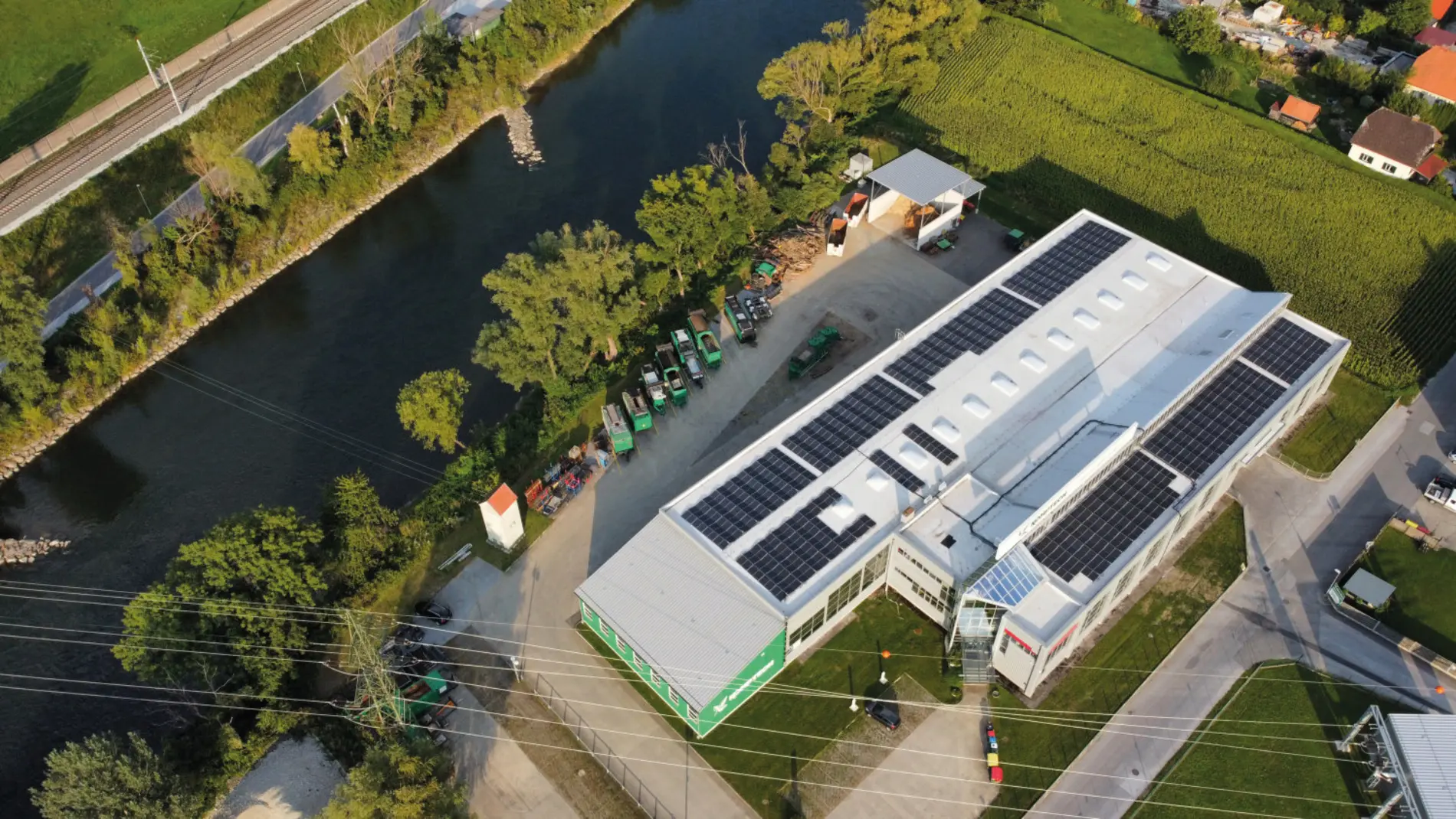 Drohnenfoto mit Blick auf die PV-Anlage der Komtech GmbH