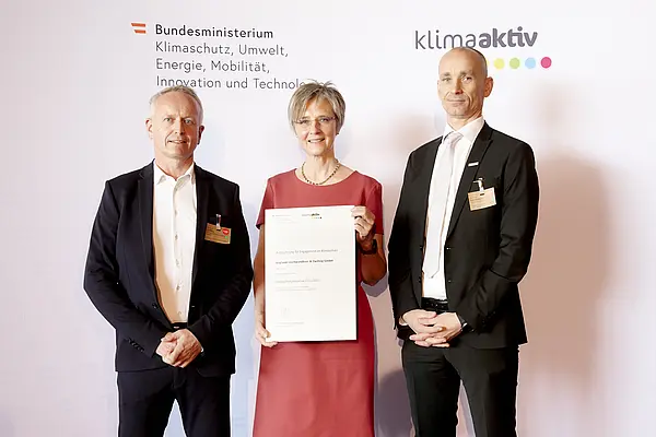 DI Dr. Bettina Bergauer, Stellvertretung Stabsstelle Dialog zu Energiewende und Klimaschutz, zeichnete am 24. März 2022 energieeffiziente Betriebe und Beratungsunternehmen aus.  Ausgezeichneter Betrieb: Voglauer Gschwandtner & Zwilling GmbH  Im Bild: David Zwilling (Prokurist, Leitung Beschaffung / Logistik),  Martin Schrittwieser (Prokurist / Produktionsleiter) mit Bettina Bergauer (BMK)