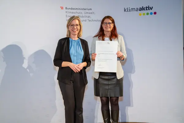 Im Bild: Klimaschutzministerin Leonore Gewssler und  Susanne Formanek (GRÜNSTATTGRAU Forschungs- und Innovations GmbH)