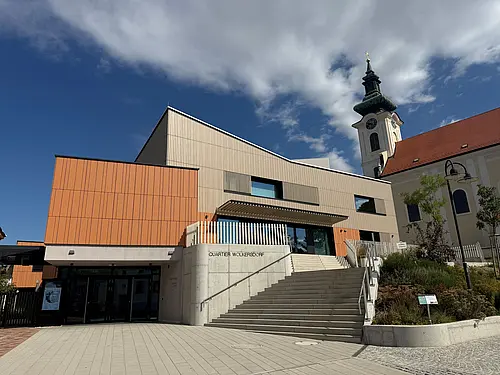 Ansicht eines modernen Gebäudes mit der Aufschrift Quartier Wolkersdorf