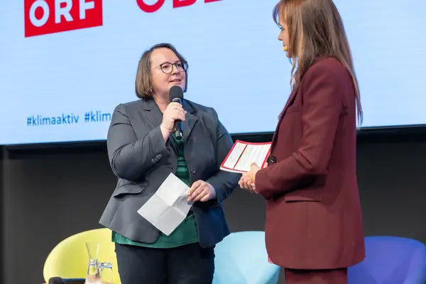 Personen auf einer Bühne