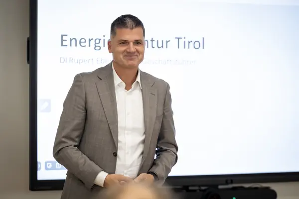 ein Mann spricht auf einer Bühne