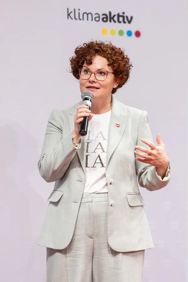 eine Frau mit Mikrophon auf einer Bühne