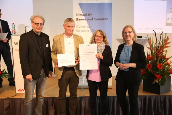 Im Bild v.l.n.r.: Herbert Leindecker (FH Wels, klimaaktiv Bauen und Sanieren), Wilhelm und Gertrude Laimer (Laimerbau GmbH), Klimaschutzministerin Leonore Gewessler