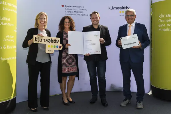 Die Stadtgemeinde Ternitz wird für die Anschaffung einer elektrischen Eisaufbereitungsmaschine (anstelle einer benzinbetriebenen) ausgezeichnet. Im Bild: Vizebürgermeister Christian Samwald und Daniela Mohr gemeinsam mit FBM Leonore Gewessler und Gemeindebundpräsident Alfred Riedl.