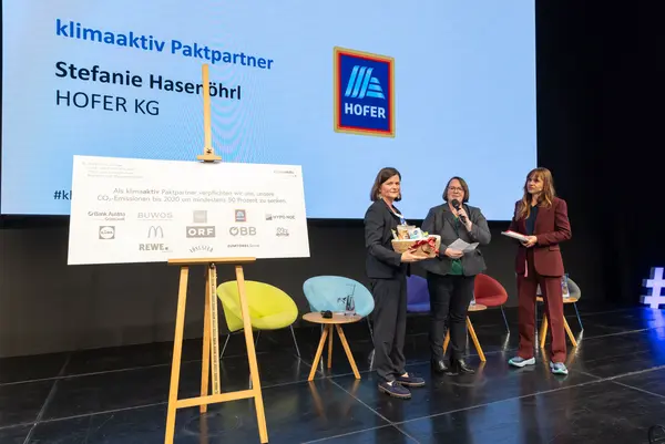 3 Personen auf einer Bühne im Gespräch