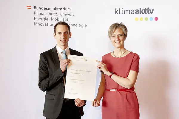 DI Dr. Bettina Bergauer, Stellvertretung Stabsstelle Dialog zu Energiewende und Klimaschutz, zeichnete am 24. März 2022 energieeffiziente Betriebe und Beratungsunternehmen aus.  Ausgezeichneter Betrieb und klimaaktiv Projektpartner: UNIQA Insurance Group AG  Im Bild: Stephan Neuberger (Energiemanagement/ Energiemonitoring) mit Bettina Bergauer (BMK)