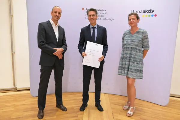 Im Bild von links nach rechts: Sektionschef Jürgen Schneider, Gordon Bilgeri, Gundula Weber